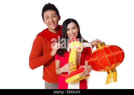 Les jeunes couples célébrant le Nouvel An chinois Banque D'Images