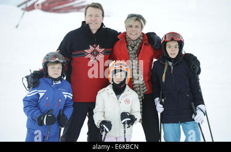 La famille royale néerlandaise sur leurs vacances d'hiver chaque année à Lech. Avec : Prince Constantijn,la Princesse Laurentien,Comte Claus-Casimir,Comtesse Leonore,Comtesse Eloise Où : Lech, Autriche Quand : 17 Mars 2014 Banque D'Images