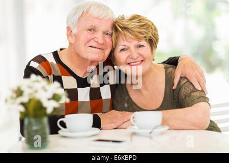 Portrait de senior couple relaxing at home Banque D'Images