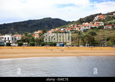 Plage jaune à Machico sur l'île de Madère, Portugal Banque D'Images