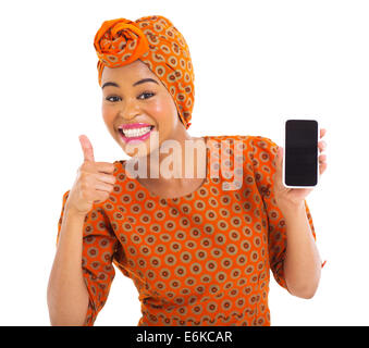 Cheerful African girl holding cell phone et giving thumb up Banque D'Images