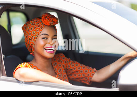 Jolie jeune femme africaine dans une voiture Banque D'Images