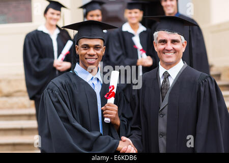 Portrait of handsome African American male graduate avec Dean Banque D'Images