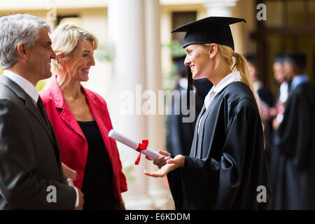 Heureux de parler à des diplômées parents le jour de la remise des diplômes Banque D'Images