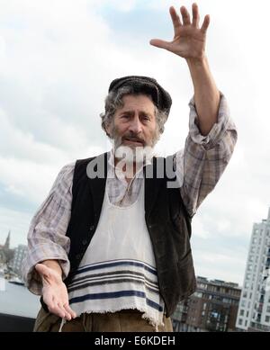 L'acteur Paul Michael Glaser & le reste de la distribution de la comédie musicale "Un violon sur le toit' Lancement de la scène spectacle au théâtre Bord Gais Energy à partir de 18 au 22. fév. Avec : Paul Michael Glaser Où : Dublin, Irlande Date : 18 févr. 2014 Banque D'Images