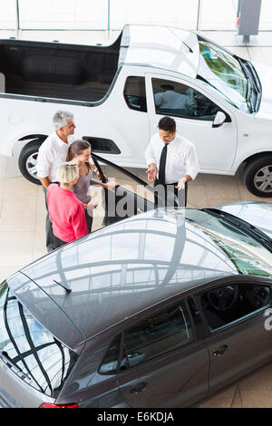 Vue de dessus de votre nouvelle voiture montrant aux clients Banque D'Images