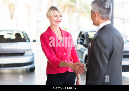 Belle femme d'âge moyen de liaison avec votre Banque D'Images