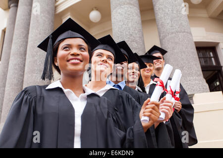 Groupe de professionnels diplômés de l'université le jour de la remise des diplômes Banque D'Images