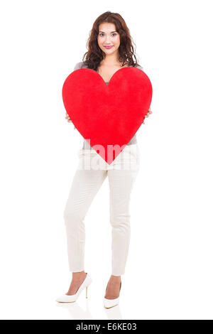 Belle Jeune femme tenant big red heart shape Banque D'Images