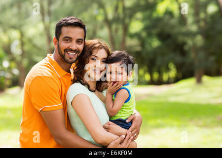 Belle jeune famille indienne à l'extérieur regardant la caméra Banque D'Images