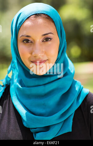 Belle femme musulmane closeup portrait outdoors Banque D'Images