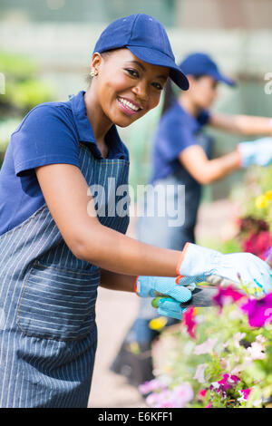 Belle African American female florist travaillant dans les jardins Banque D'Images