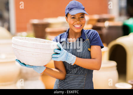 Magnifique africaine garden centre worker holding pot en argile Banque D'Images