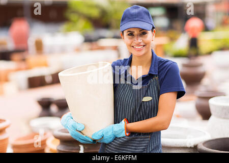 Magasin de matériel smiling worker holding pot d'argile Banque D'Images