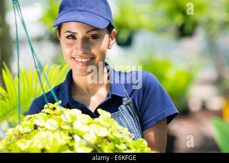 Portrait de jeune femme au jardin Banque D'Images