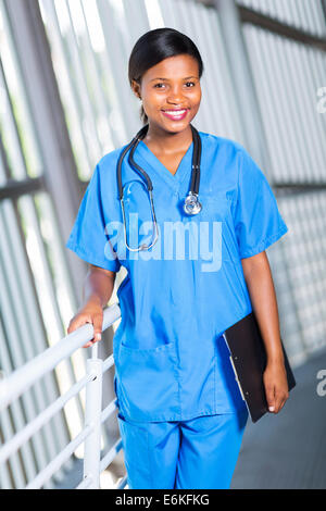 Belle femme African American medical doctor holding clipboard Banque D'Images