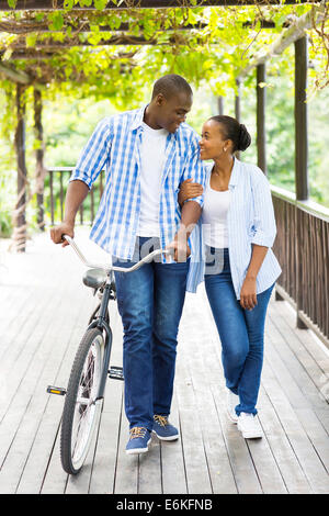 Young African American couple walking with location sous les vignes Banque D'Images