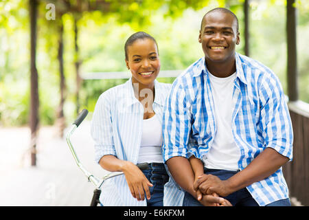 Smiling African couple sur un vélo en plein air Banque D'Images