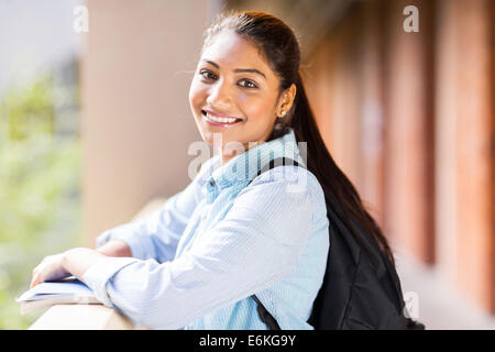 Cute Indian college girl par passage Banque D'Images