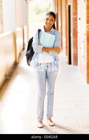 Beautiful Indian college girl holding books par passage permanent Banque D'Images