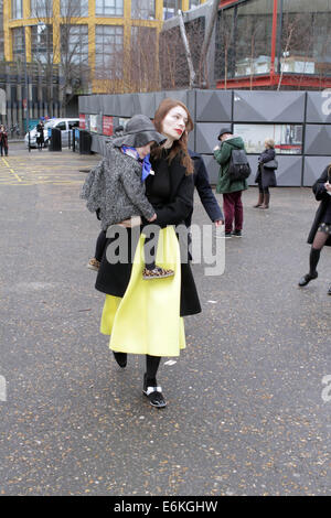 London Fashion Week Automne/Hiver 2014 - Roksanda Ilincic arrive à l'Est de la mode, qui ont eu lieu à la Tate Modern en vedette : Roksanda Ilincic Où : London, Royaume-Uni Quand : 18 Mars 2014 Banque D'Images