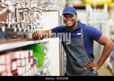 Portrait of smiling African travailleur quincaillerie Banque D'Images