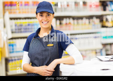 Portrait of attractive young female travailleur quincaillerie Banque D'Images