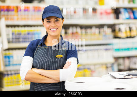 Belle jeune femme travailleur supermarché with arms crossed Banque D'Images