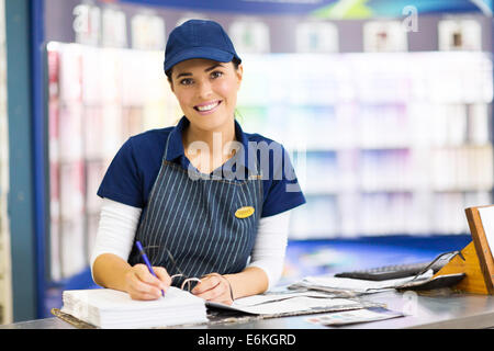 Beau travail de commis de magasin de peinture féminine Banque D'Images