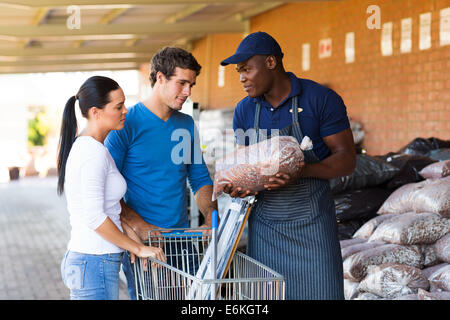 Magasin de matériel de l'Afrique de l'assistance des clients vendeur dans l'achat de pierres de jardin Banque D'Images