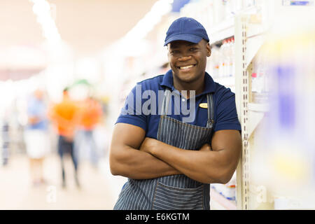 Portrait of African supermarché worker with arms folded Banque D'Images