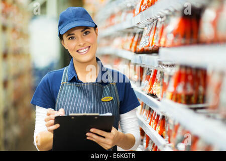 Joli magasin matériel worker holding clipboard Banque D'Images