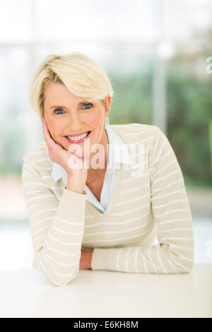 Pretty young woman relaxing at home Banque D'Images