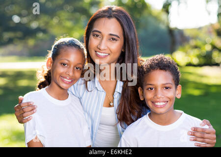 Belle jeune femme indienne avec ses enfants à l'extérieur Banque D'Images