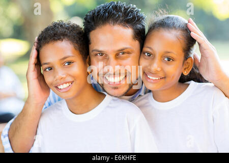 Heureux père indien et enfants closeup portrait outdoors Banque D'Images