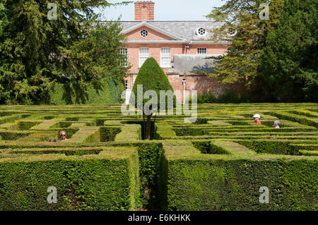 Maison Chevening, traditionnellement une résidence officielle du ministre des Affaires étrangères, vu à travers le labyrinthe dans le parc. Banque D'Images