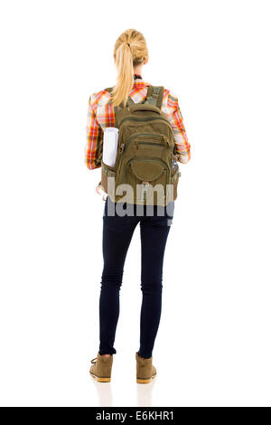 Vue arrière du female hiker with backpack isolé sur fond blanc Banque D'Images