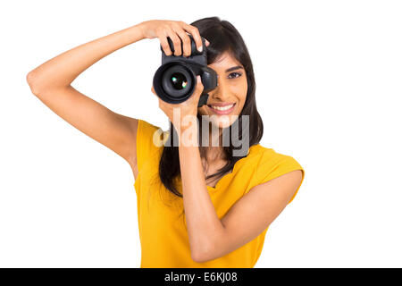 Cheerful jeune femme indienne prise d'images en studio avec DSLR Banque D'Images