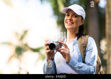 Portrait of young woman holding a camera Banque D'Images