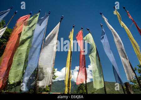 L'est du Bhoutan, Mongar, Yadi, les drapeaux de prières colorés à côté de l'autoroute à Trashigang Banque D'Images