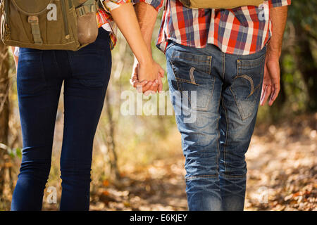 Young couple holding hands randonnées en montagne Banque D'Images