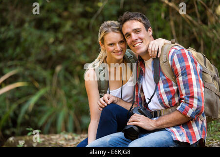 Happy young couple randonnées en montagne Banque D'Images