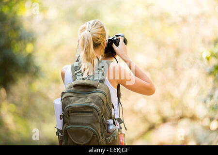 Jeune femme photographe de photographier à la mountain Banque D'Images