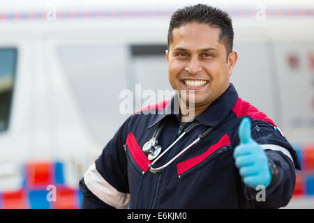 Cheerful technicien d'urgence médicale giving thumb up Banque D'Images