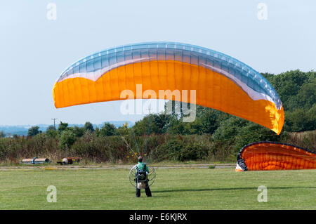 Une préparation de parapente powered décollage à l'Aérodrome de Membury dans le Berkshire, en Angleterre. Banque D'Images