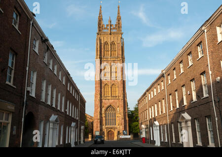 En début de soirée la lumière du soleil frappant la tour de St Marie Madeleine Church à Taunton, vu le long de la rue Hammet. Banque D'Images