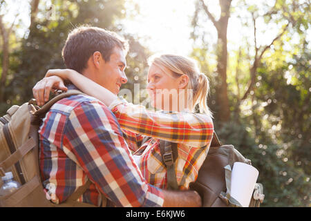 Randonneur jeune couple hugging in the mountain Banque D'Images