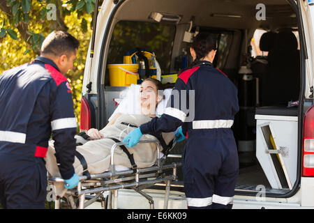 Les ambulanciers transporter un patient à l'hôpital avec ambulance Banque D'Images