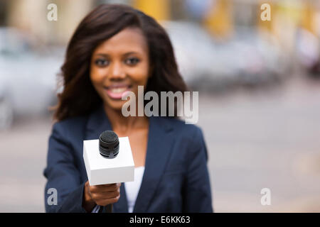 Portrait de jeune femme africaine journaliste interviewer les gens sur la rue Banque D'Images