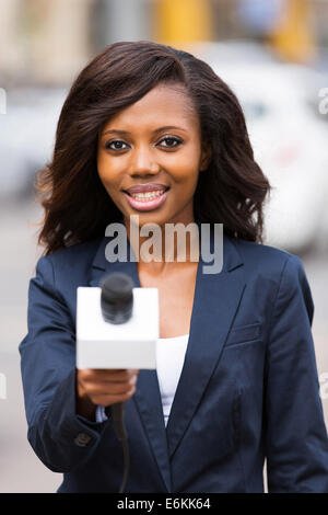 Belle interview journaliste africain avec microphone Banque D'Images